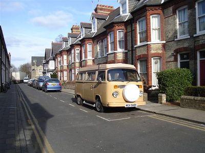 ケンブリッジの名もない通りで見かけた車