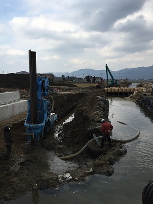 1.27矢板護岸工の鋼矢板L=6.0mを圧入中です。