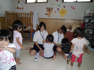 職業体験のお姉さんが来ています。