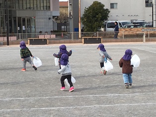 ミニオンズが凧あげしてます。