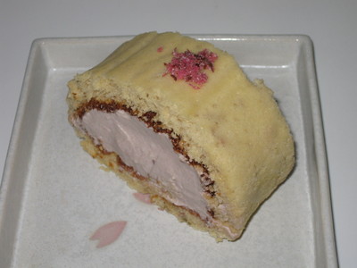 桜ロールケーキ