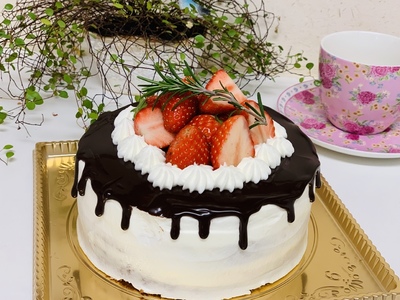 いちごのショートケーキチョコドリップがけ