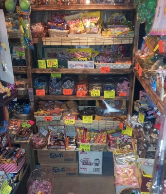 狭い店内ですが中はお菓子でいっぱい