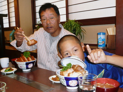 小僧と肉の塊り！