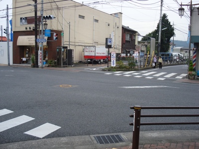 青梅駅前の交差点です。